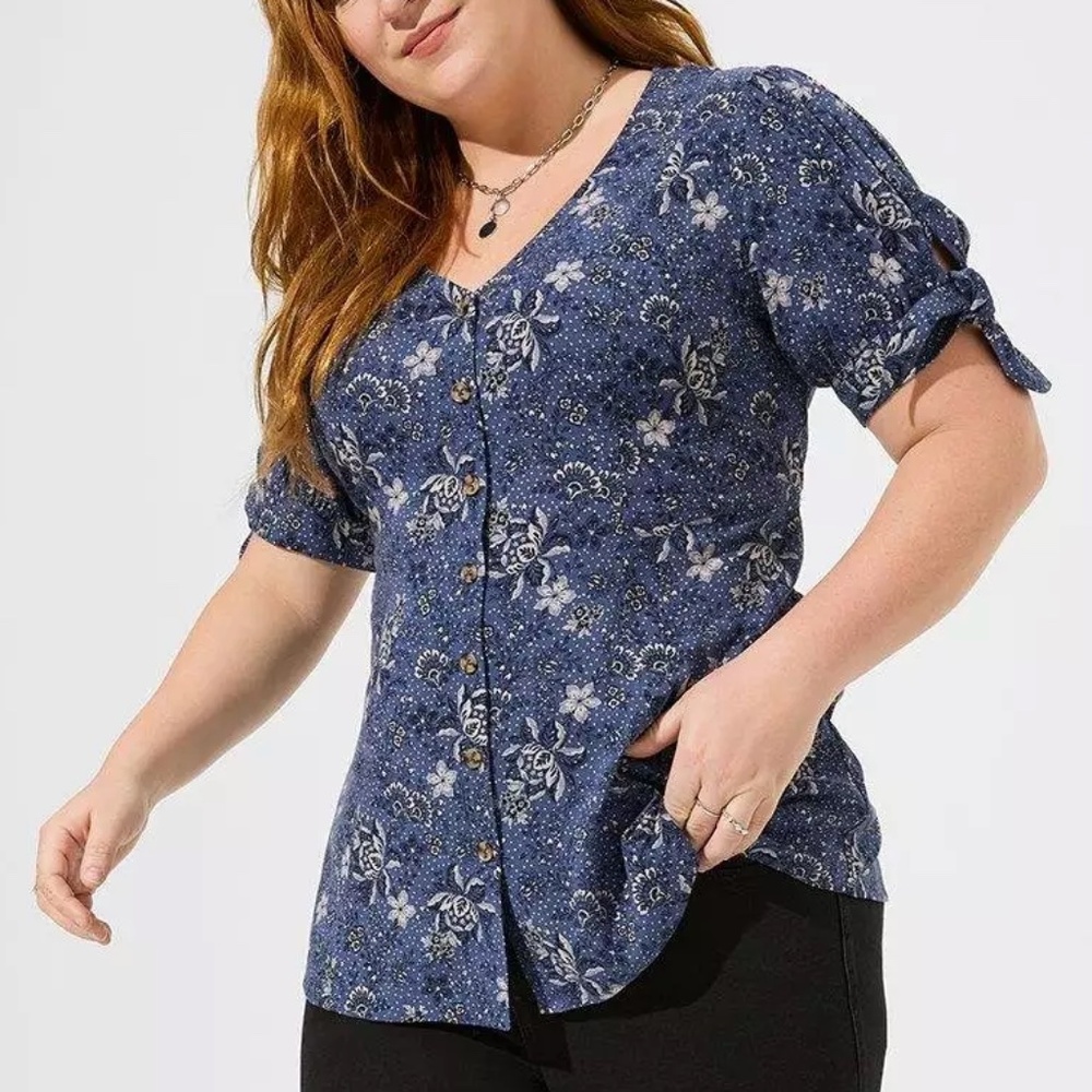 Torrid - Fit & Flare Rayon Blue Floral Slub Button Up Tie Sleeve Top - 2X